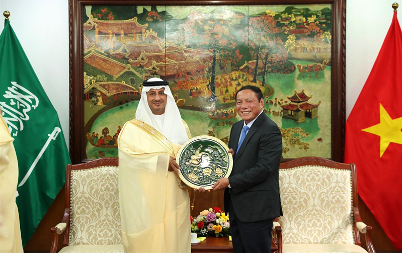 Bộ trưởng Bộ Văn hóa, Thể thao và Du lịch Nguyễn Văn Hùng tặng quà cho Bộ trưởng Ahmed Agil F Alkhateeb